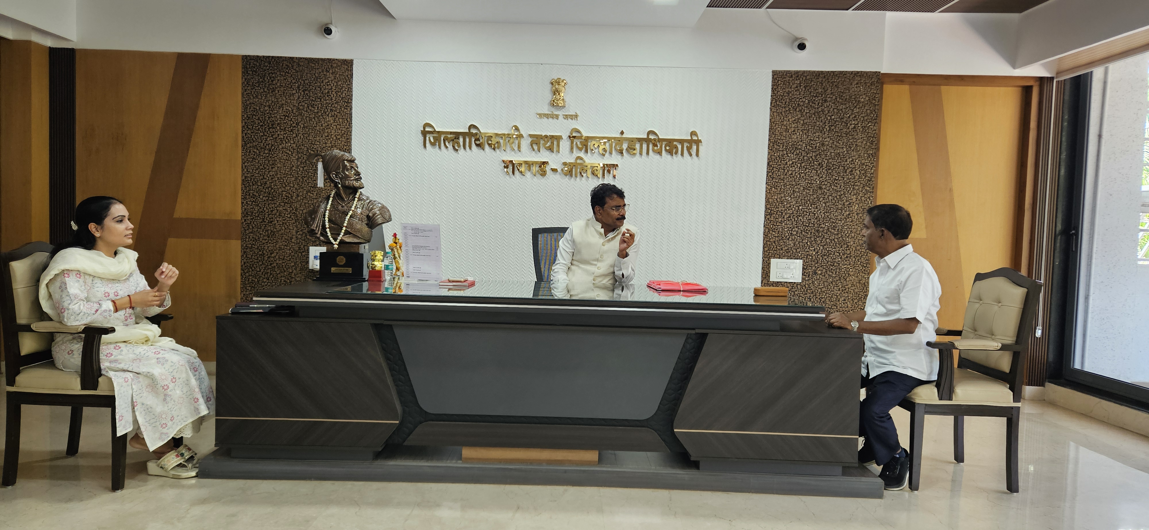 माजी आमदार पंडितशेठ पाटील यांची प्रशासनाशी बैठक; रायगडातील प्रलंबित प्रश्न मार्गी लावण्यास गती