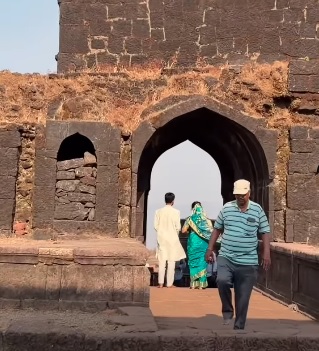 रायगडावर प्रि-वेडिंग शूटचा वाद; शिवसमाधी परिसरातील व्हिडिओ व्हायरल, संतापाची लाट