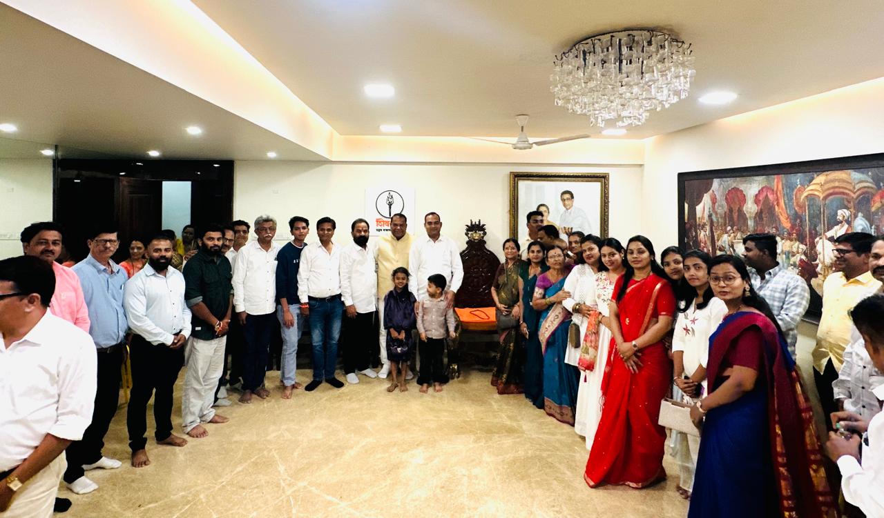 ३५ वर्षांनंतरच्या ऐतिहासिक विजयावर मातोश्रीत कौतुक; अलिबाग विकासासाठी उद्धव ठाकरे यांचे मार्गदर्शन