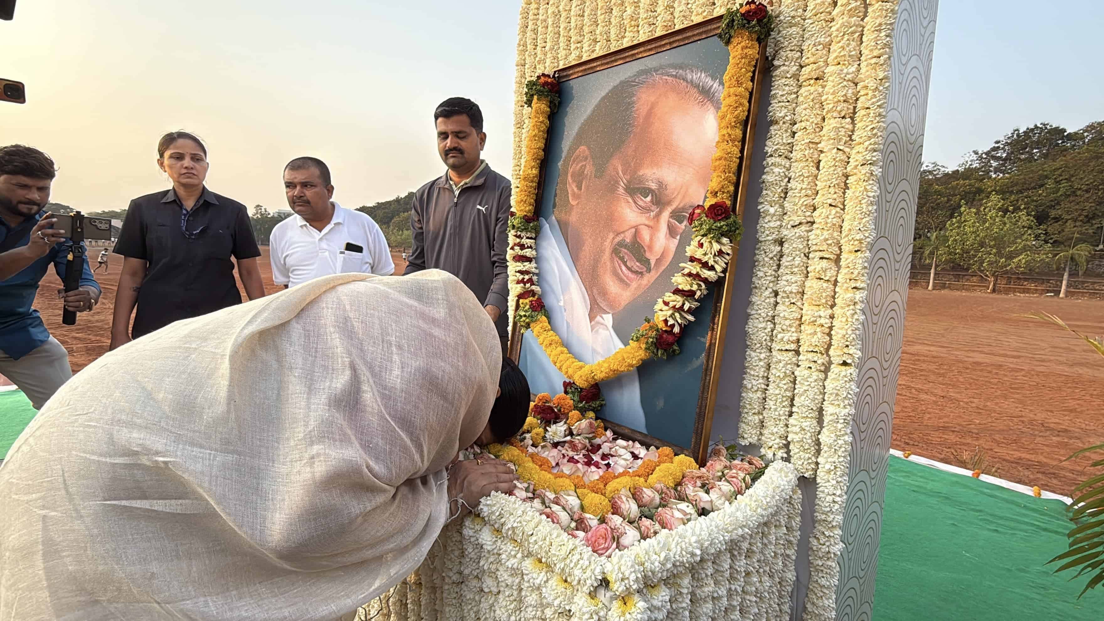 बारामती पोटनिवडणुकीत पार्थ पवार, सुनेत्रा पवार यांनी बजावला मतदानाचा हक्क