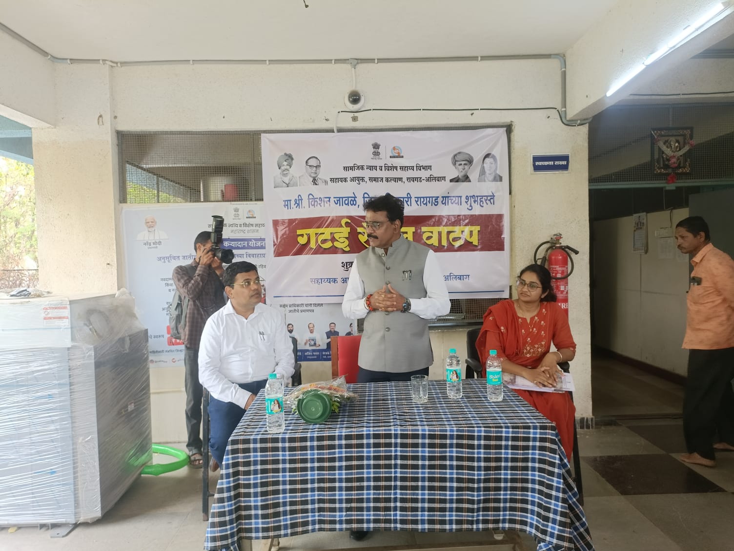 जिल्हाधिकारी किशन जावळे यांच्या हस्ते पादत्राणे व्यावसायिकांना गटई स्टॉल चे वाटप
