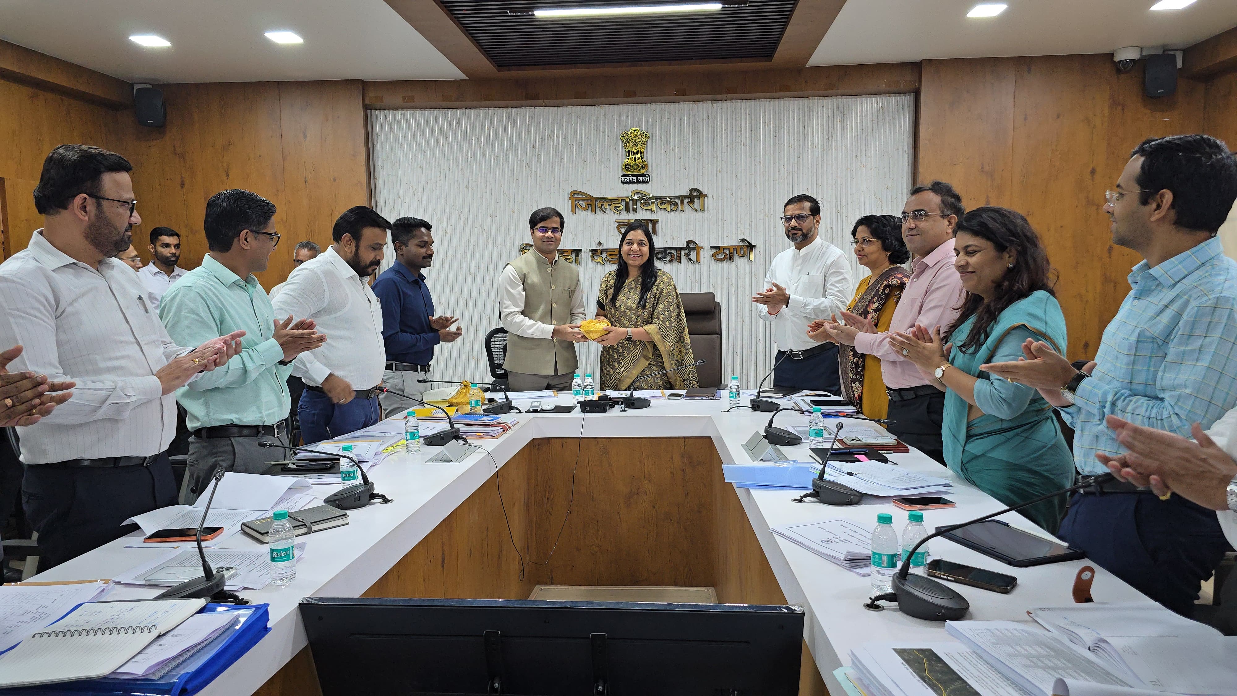 कोकण विभागीय आयुक्त रुबल अग्रवाल यांनी जिल्हाधिकारी कार्यालयात घेतला विविध योजनांचा आढावा