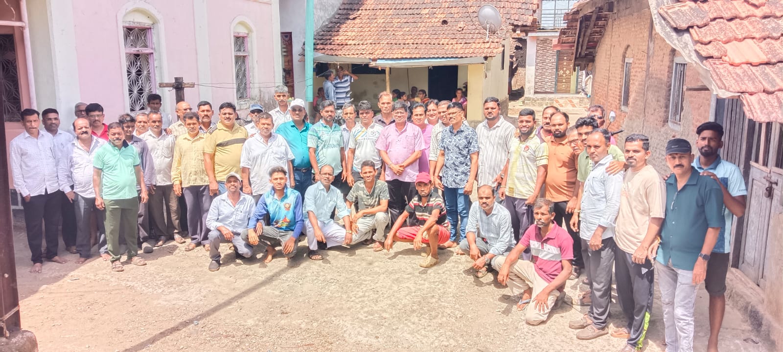 सांबरकुंडाचे पाणी पेटणार शेतकऱ्यांच्या मागण्या अजून कागदावर; कंत्राटदार पोहचला शेताच्या बांधावर