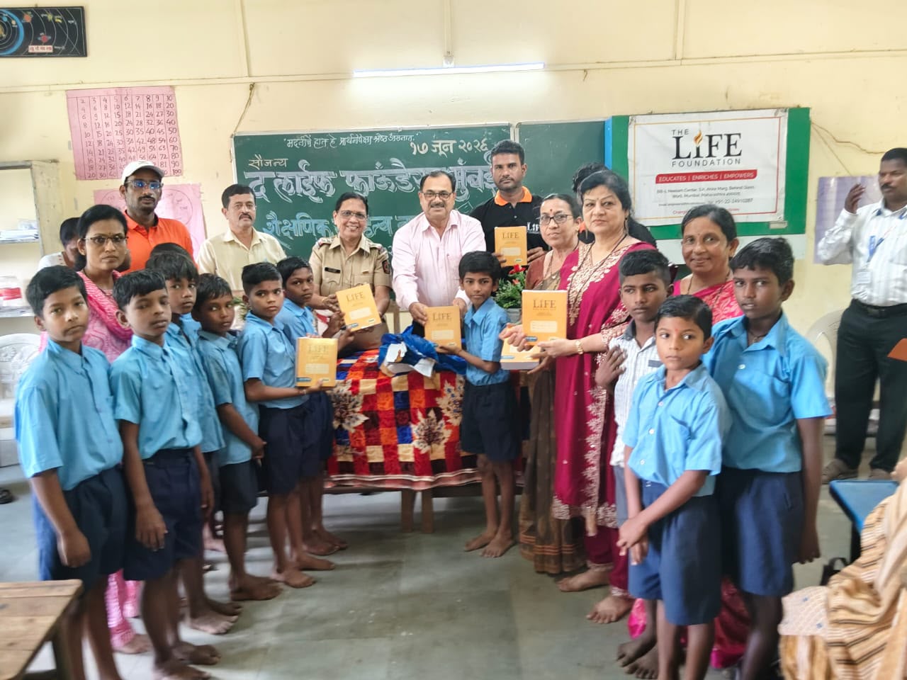 अलिबाग व सुधागड तालुक्यातील जिल्हा परिषद शाळांमधील विद्यार्थ्यांना वह्यांचे वाटप