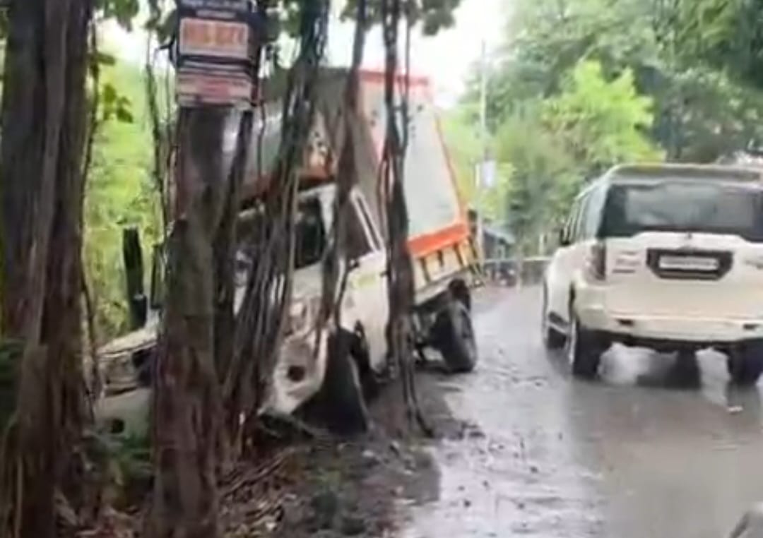 सिमेंट पावडरमुळे रस्ता निसरडा; जांभूळपाडा-जलपाडा मार्गावर २० वाहने घसरली