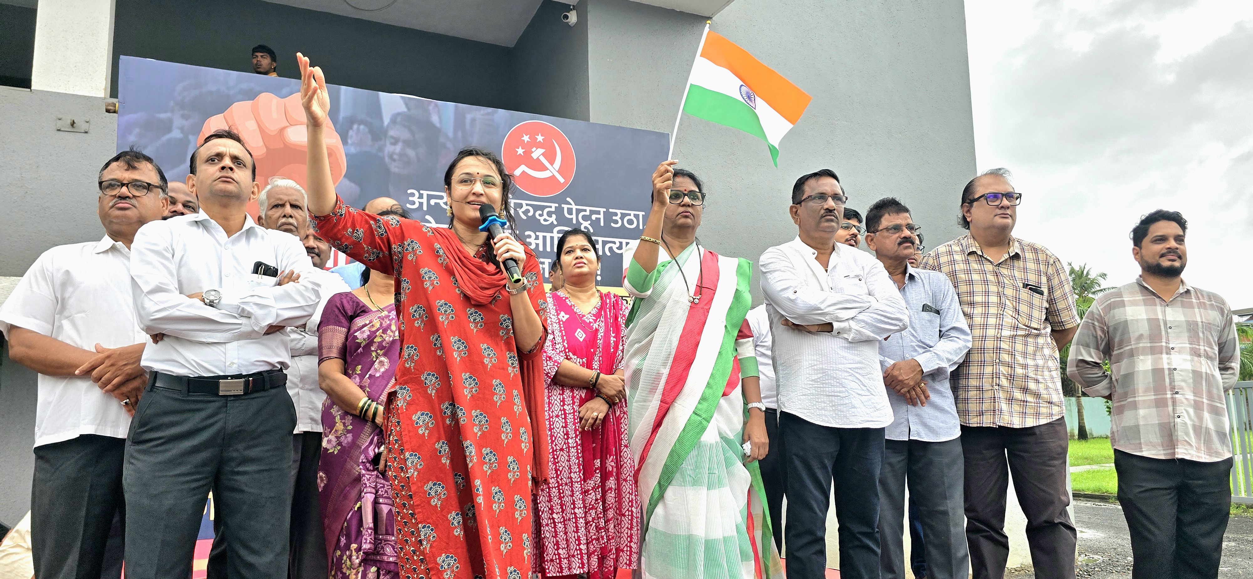 पेपरफुटी प्रकरणी विद्यार्थ्यांवरील लाठीमाराचा शेकापकडून निषेध; दोषींवर कठोर कारवाईची मागणी