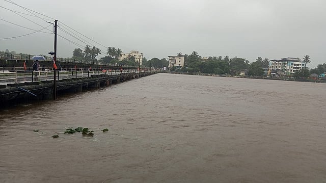 रायगडमध्ये मुसळधार पावसाचा प्रभाव; अंबा नदीने धोक्याची पातळी ओलांडली, कुंडलिका इशारा पातळीवर