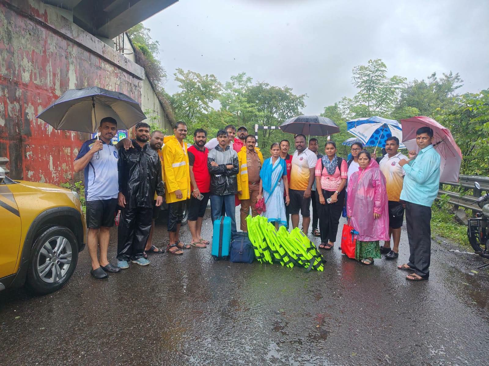 रायगड पोलिसांची धाडसी कामगिरी; पुराच्या पाण्यात अडकलेल्या एसटी बसमधील ८ प्रवाशांची सुखरूप सुटका