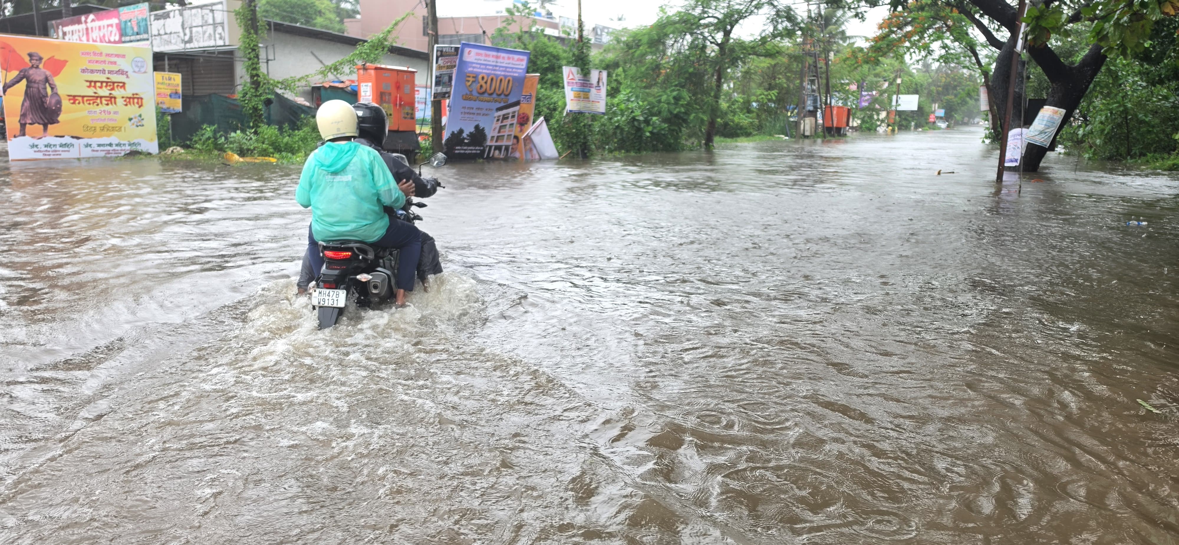 अलिबाग बायपास गेला पाण्याखाली चेंढरे ग्रामपंचायतीच्या नालेसफाईचा फज्जावारंवार तक्रारी करूनही प्रशासनाचे दुर्लक्ष