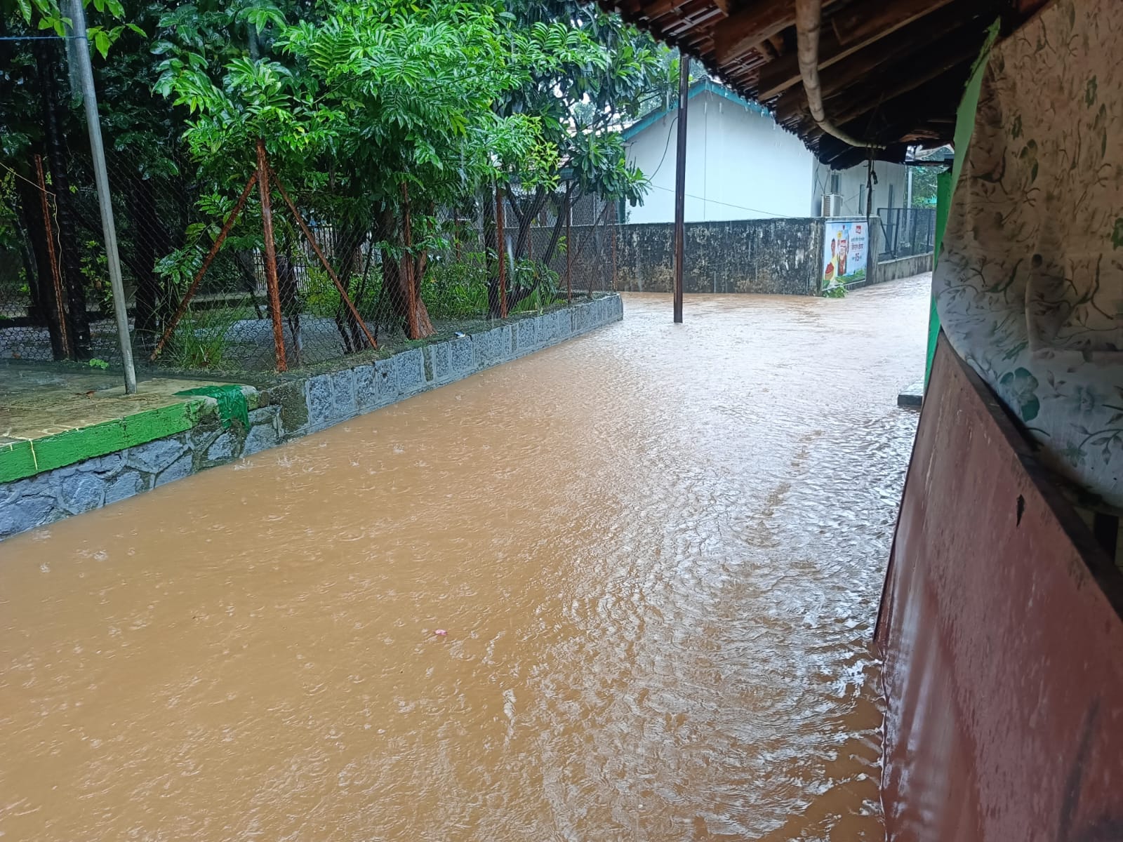 रायगडात मुसळधार पावसाचा कहर; पूर, दरडी आणि पाणी साचल्याने जनजीवन विस्कळीत