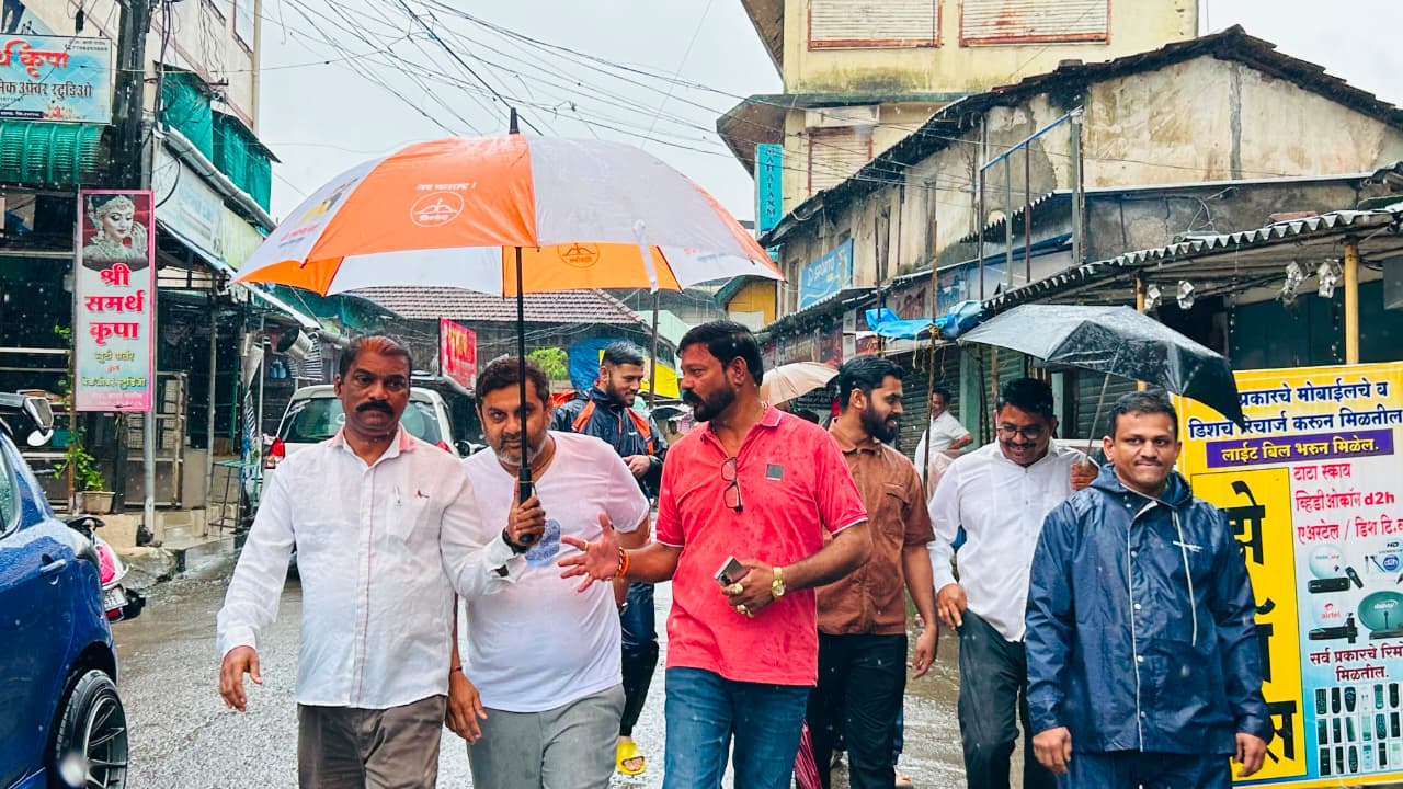 पोयनाड बाजारपेठेत पुराचे पाणी; व्यापाऱ्यांच्या नुकसानीची शिवसेनेने केली पाहणी