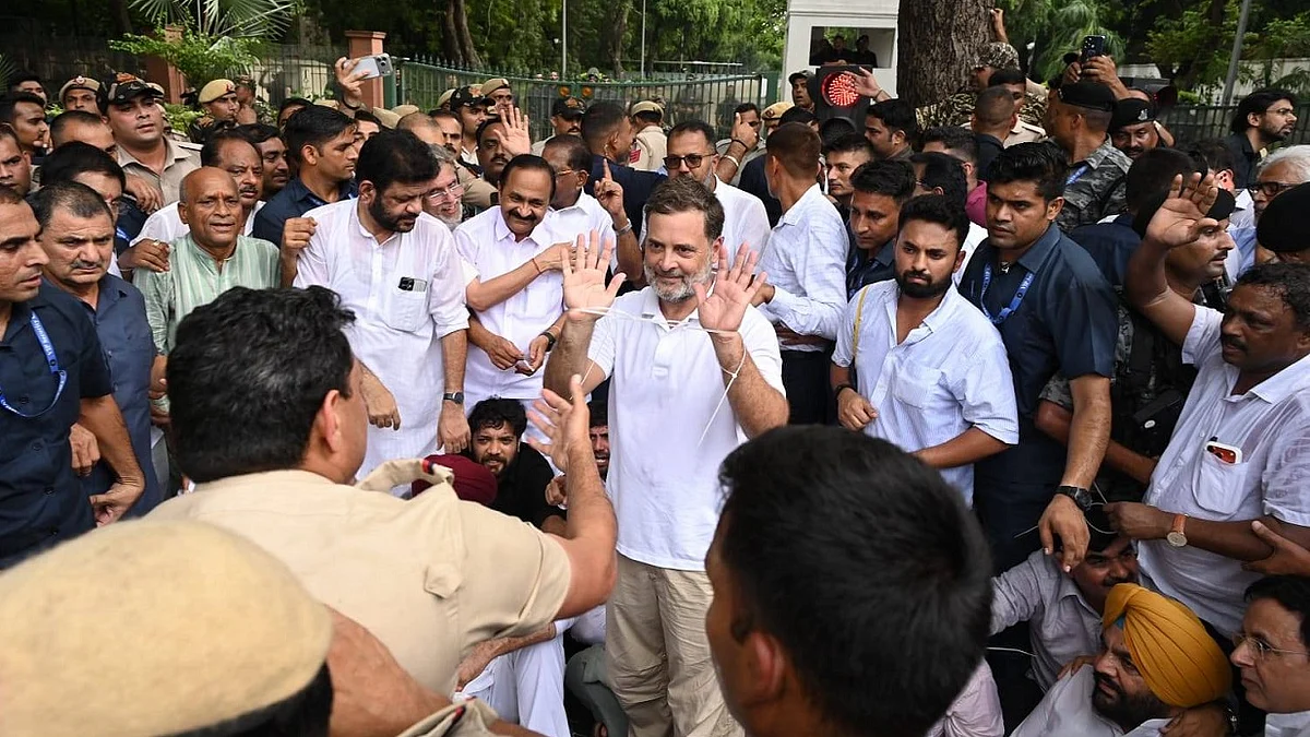 पंतप्रधान निवासस्थानाबाहेर हायव्होल्टेज आंदोलन; राहुल गांधी, प्रियंका गांधींसह विरोधी पक्षांच्या नेत्यांना ताब्यात