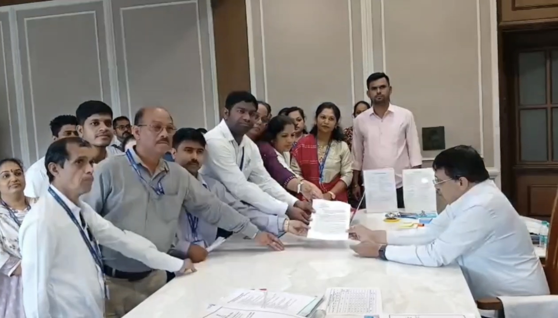 रवींद्र कोळी यांच्यावरील हल्ल्याचा अलिबागमध्ये निषेध; मुद्रांक कार्यालयातील कर्मचाऱ्यांचे कामबंद आंदोलन