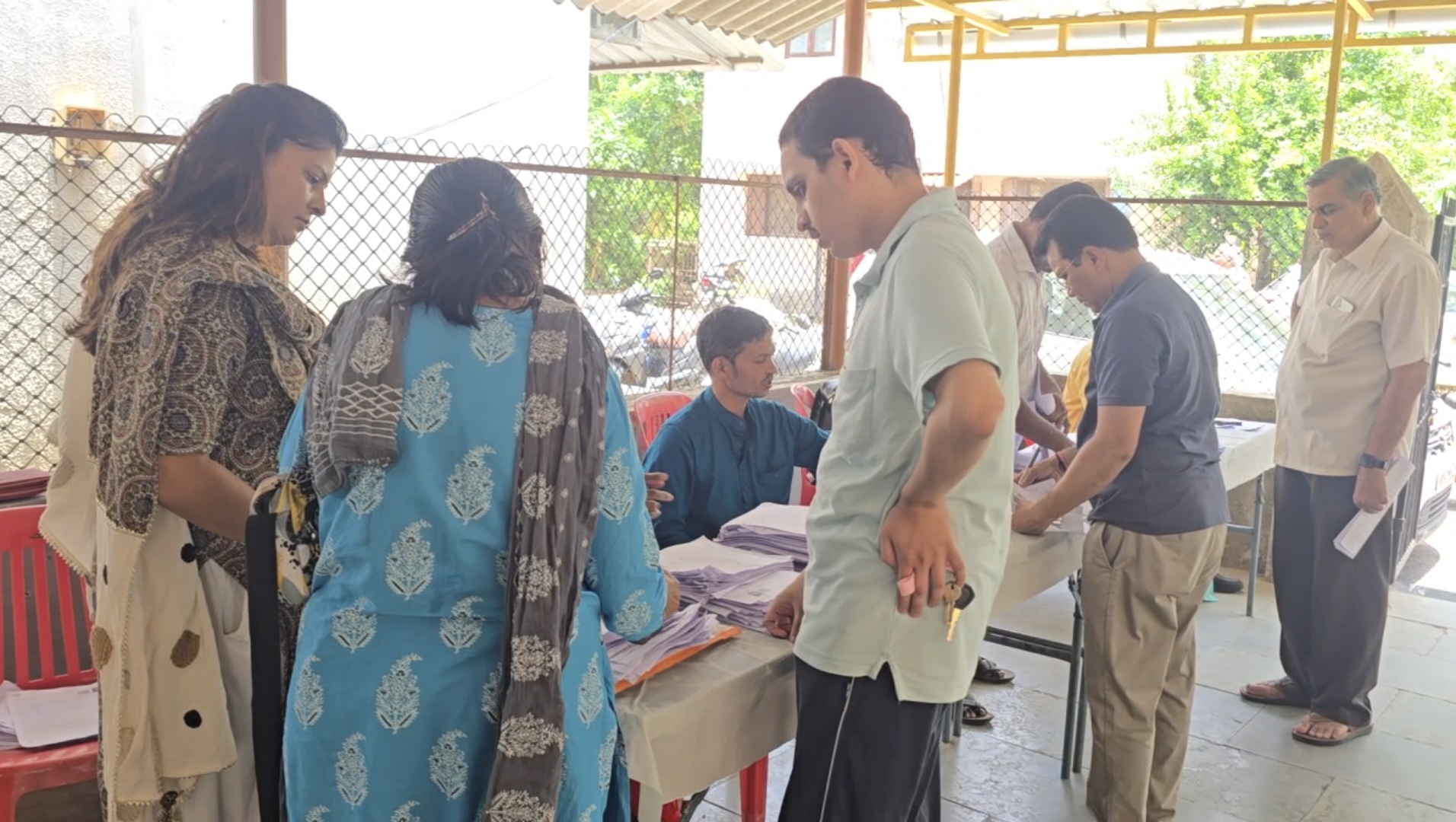 विशेष मतदार पुनरीक्षणात अलिबागमध्ये बीएलओंची मनमानी?; घरोघरी पडताळणीऐवजी शाळा-मंदिरांतूनच कामकाज