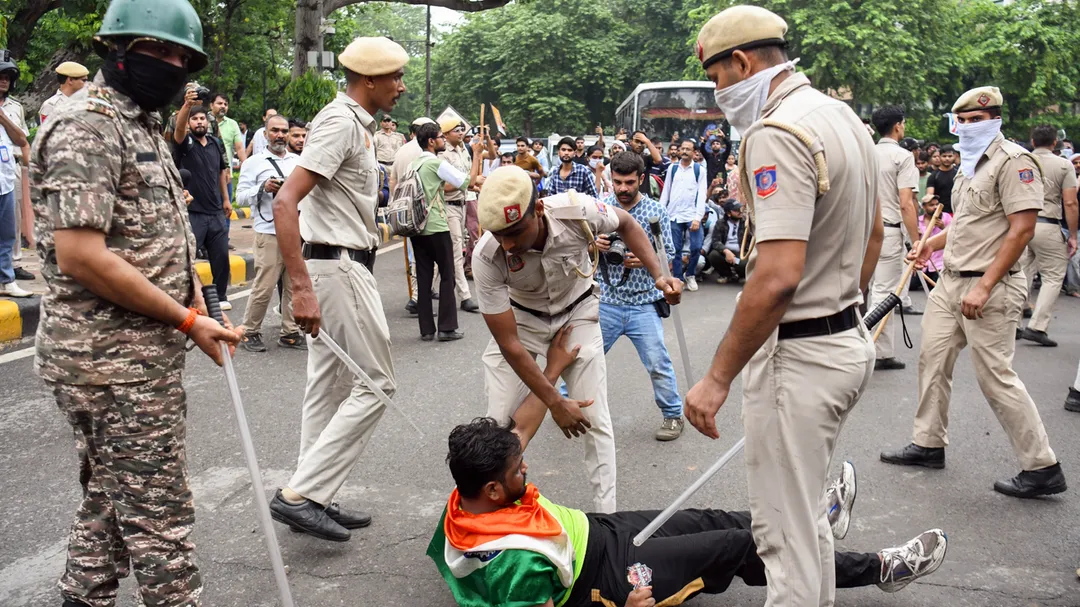 दिल्लीतील विद्यार्थी आंदोलनावर पोलिसांच्या लाठीमारानंतर देशभर संताप; कारवाईच्या चौकशीची मागणी