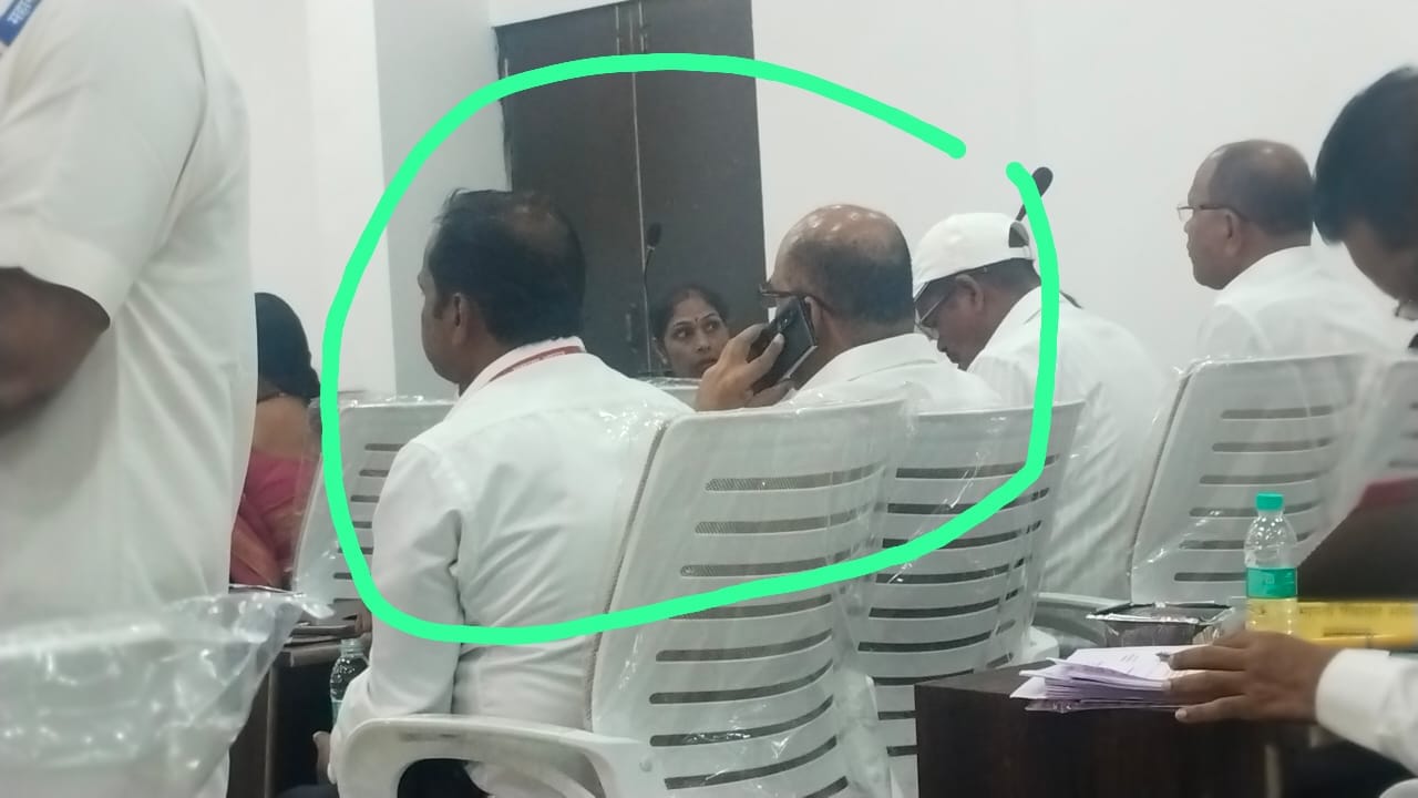 पत्रकारांसाठी जागा नाही; कार्यकर्ते, चालकांची उपस्थिती अन् बसण्यावरून वाद