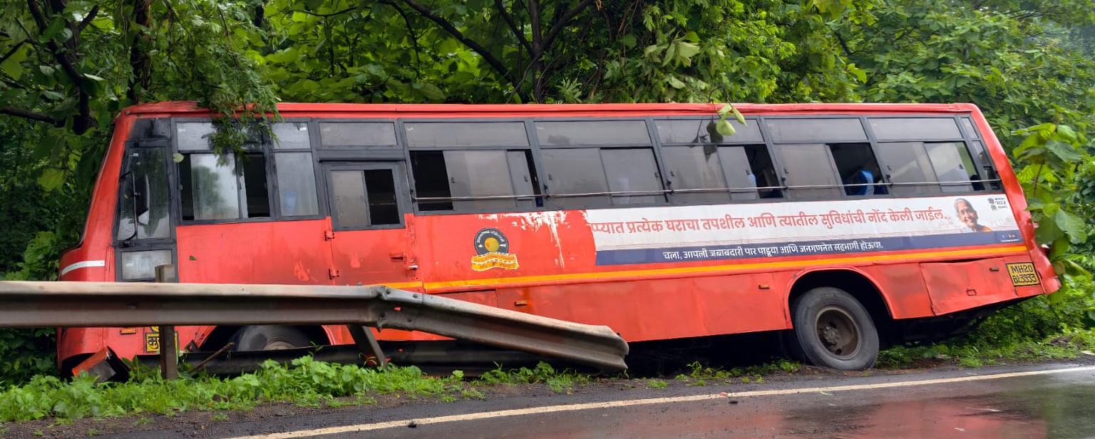 सागावजवळ एसटी बसला अपघात
