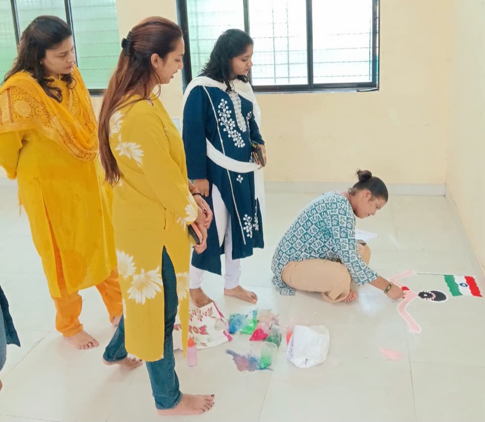 रांगोळीत उमटला तिरंगा; अलिबागच्या मातीत रंगली देशभक्ती अलिबागमध्ये ‘हर घर तिरंगा’ अंतर्गत खुली रांगोळी स्पर्धा उत्साहात