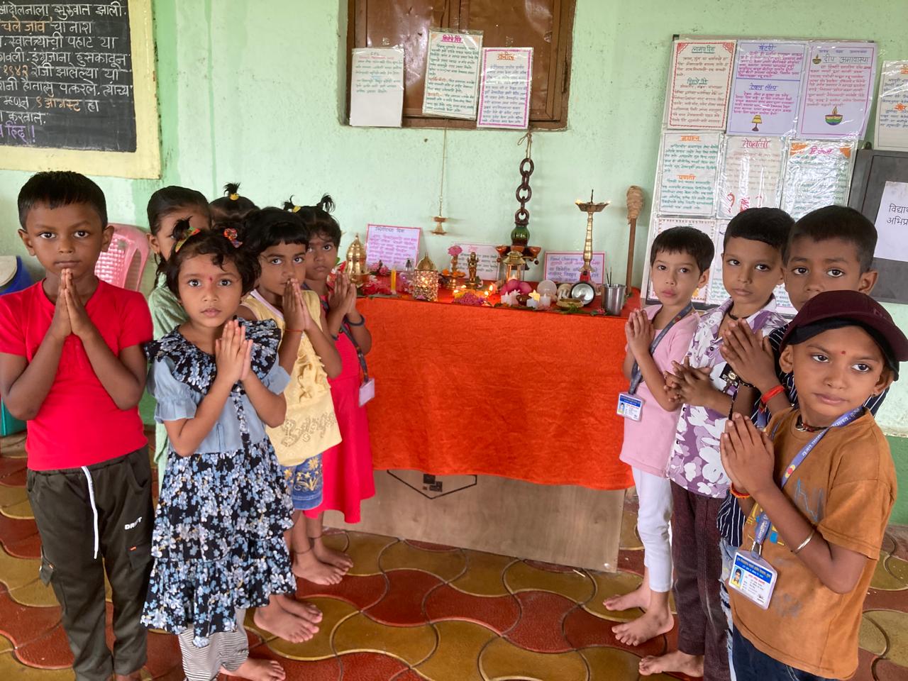 कुरूळ शाळांमध्ये दीप अमावस्येनिमित्त दीपपूजन व दिव्यांचे अनोखे प्रदर्शन